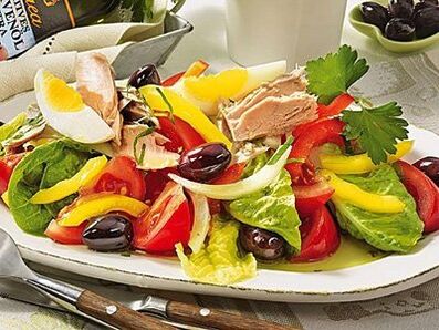 Kiegyensúlyozott saláta az egészséges ember étrendjében